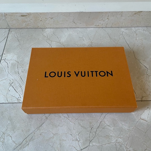 Louis Vuitton Monogram Shawl - Picture 6 of 10